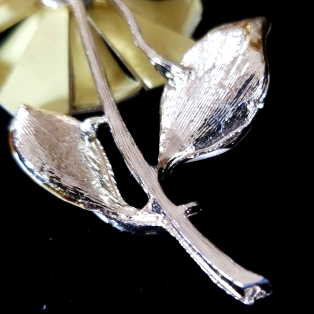Vintage Mid Century Enamel Flower Brooch Pin - Picture 9 of 11